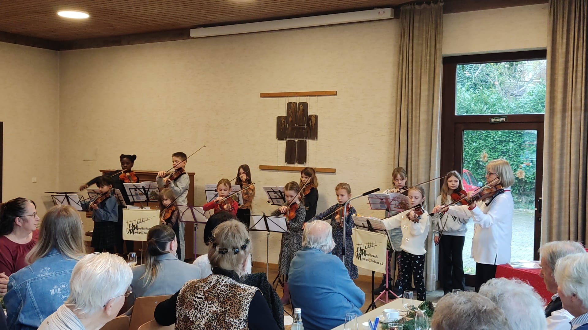 1. Advents auftritt der Streicherklasse von Roberta Lenzig